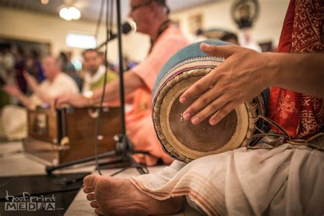 What Is Kirtan Music: An Insight into the Enchanting World of Devotional Harmony